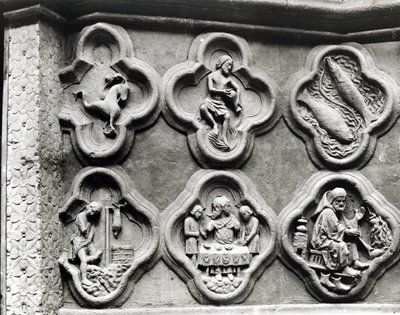 Quatrefoils com os signos do zodíaco e os trabalhos do ano, da catedral de Notre-Dame em Amiens (molde de gesso da pedra) de French School