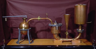 Reconstrução de uma máquina de pressão a vapor inventada por Denis Papin (1647-1712) (cobre) de French School