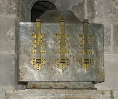 Relicário contendo as relíquias de St. Benoit, colocado na cripta em 1108 (metal) de French School