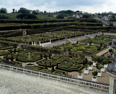 Arquitectura renascentista: vista para os jardins do Castelo de Villandry, construído no início do século XVI, é um dos castelos do Loire. Villandry, Indre et Loire de French School