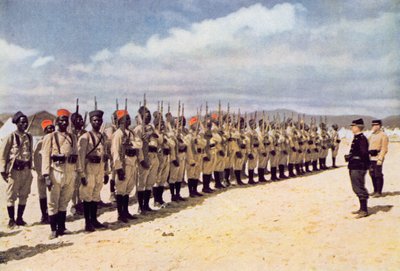 Infantaria senegalesa na praia de Frejus (depois de uma fotografia colorida), 1915 de French School