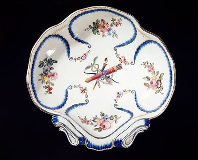 Sevres prato decorado com arco e flechas, 1762 (faiança) de French School