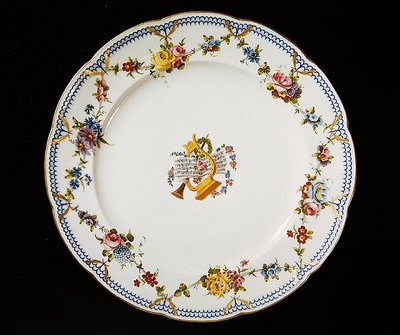 Prato de Sevres decorado com partituras, 1764 (faiança) de French School