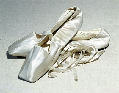 Sapatilhas de balé assinadas pertencentes a Maria Taglioni (1804-84) de French School
