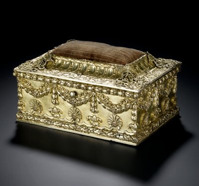 Caixão retangular em prata dourada com tampa articulada com almofada de alfinetes, do serviço de banheiro Lennoxlove, de propriedade de Frances Teresa Stewart, Duquesa de Richmond e Lennox: French, Paris, 1664-1665 ou 1668-1669 de French School