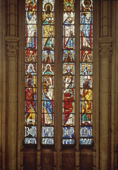 Vitral de anjos usando coroas, Bispo Bernard d&39;Abbeville e Virgem e Criança, 1269 de French School