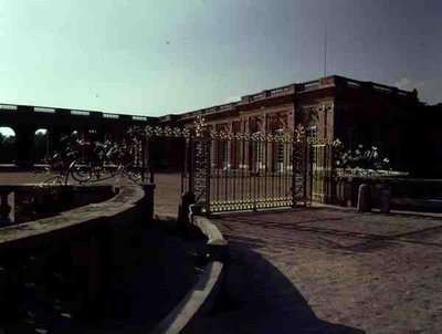 A Entrada Frontal do Grand Trianon, c.1725 (foto) de French School