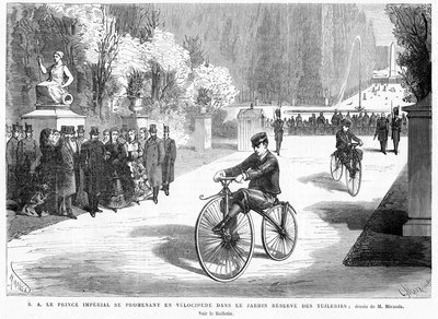 O Príncipe Imperial, assistido por seus pais, o Imperador e a Imperatriz, mostra sua habilidade em andar de bicicleta em um velocípede Michaux no Jardim das Tulherias, Paris, 1869 de French School