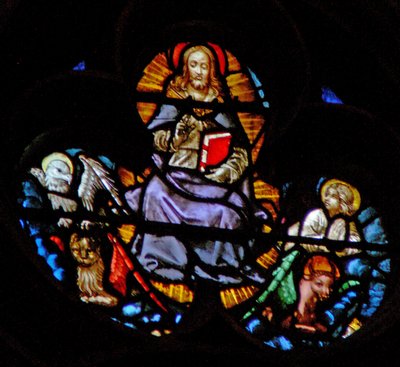 A rosácea oeste representando uma cena do livro de Apocalipse: Cristo com as quatro bestas sagradas - símbolos dos evangelistas de French School