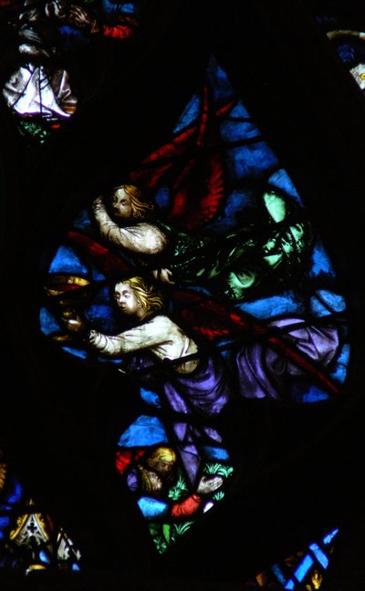 A rosácea oeste representando uma cena do Apocalipse: Dois anjos, um anunciando a Babilônia, o outro levando o vinho da ira de Deus (14: 8-11). de French School