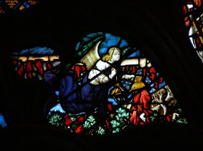 A rosácea oeste representando uma cena do livro do Apocalipse: um anjo levando o fogo do altar e lançando-o sobre a terra (8: 5). de French School