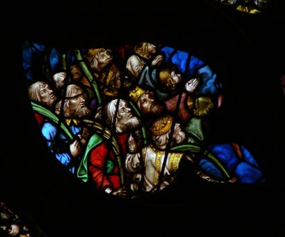 A rosácea oeste representando uma cena do livro do Apocalipse: multidão diante do trono de Deus, em vestes brancas carregando as palmas das mãos (7: 9-12). (vestes brancas são um pouco coloridas aqui!) (vitral de French School