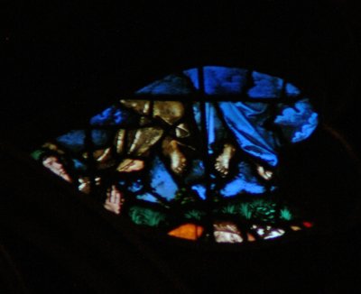 A rosácea oeste retratando uma cena do Livro do Apocalipse: ressurreição das testemunhas e sua ascensão (nas nuvens azuis), enquanto os espectadores ficam maravilhados (11:11 13). (vitral de French School
