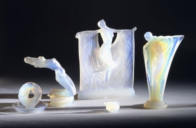 Três objetos de vidro opalescente de Lalique, de French School