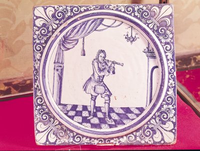 Azulejo representando um clarinetista, 1706 (faiança) de French School