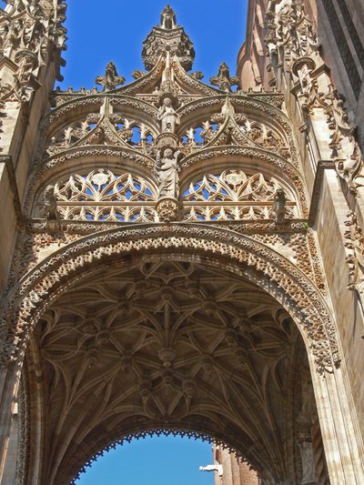 Rendilhado acima da porta sul de French School