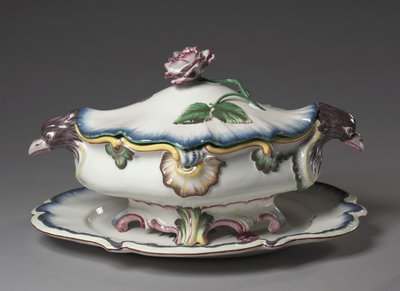Terrina, fabricada pela Fábrica de Estrasburgo, c.1750 de French School