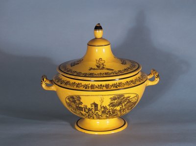 Terrina com desenho de impressão em preto, c.1820 (faiança) de French School