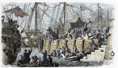 Guerra da Independência dos EUA: revolta dos colonos americanos (de origem britânica) contra os impostos impostos impostos pelo Parlamento inglês sobre o chá e outros produtos alimentares. Eles disfarçam-se de índios e atiram a carga do chá ao mar depois d de French School