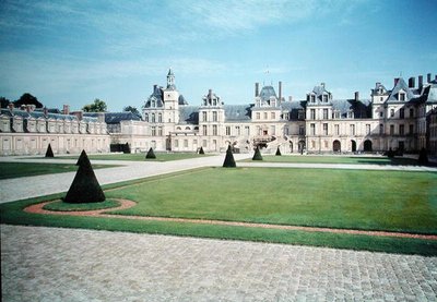 Vista do Cour du Cheval Blanc com a escadaria em forma de ferradura de French School