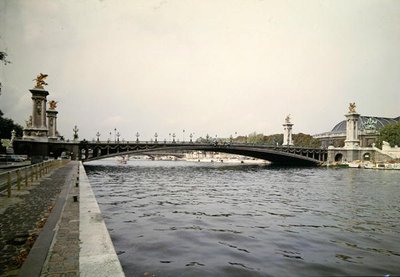 Vista da Pont Alexandre III, construída pelos engenheiros Louis-Jean Resal (1854-1920) e Amedee Alby (1862-1942) para a Feira Mundial de 1900, 1897-1900 de French School