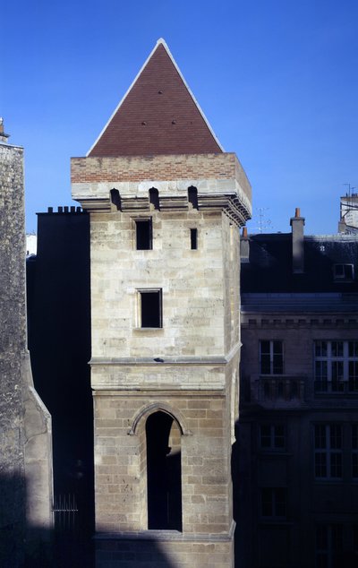 Vista da Torre de João sem medo, construída em 1408 por João I de Borgonha, conhecido como João sem medo (1371-1419), após o assassinato do Duque de Orleans. Fazia parte do Hotel de Bourgogne, um antigo hotel de Artois erige contra o chão. de French School