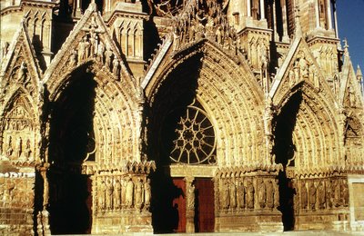 Vista dos portais da Frente Ocidental, iniciada em 1231 e concluída em 1430 de French School