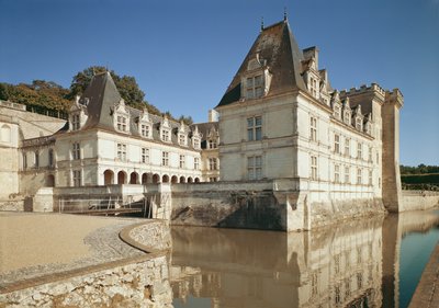 Vista da entrada e do tribunal de honra de French School