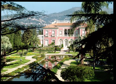 Vista da fachada e jardins da Villa Ile-de-France, construída em 1905-12 de French School