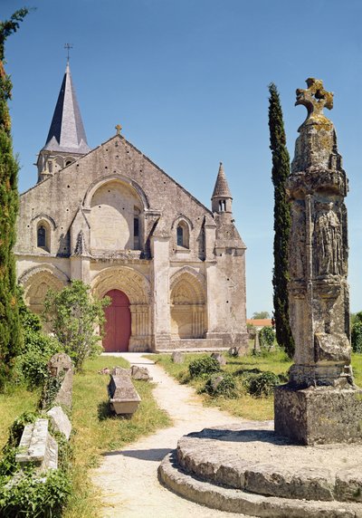 Vista da fachada da Igreja de São Pedro, 1150-75 de French School