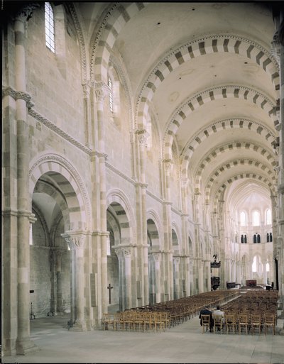 Vista do interior da nave, século XII de French School