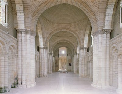 Vista da nave e abside da igreja da abadia com as efígies de Henrique II (1133-89 rei da Inglaterra e sua esposa, Eleanor da Aquitânia (d.1204) de French School