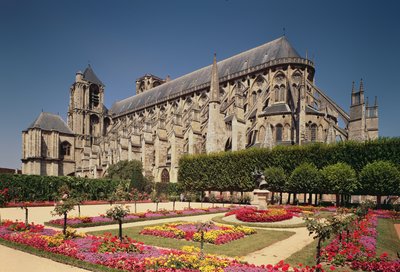 Vista da nave da Catedral de St. Etienne, construída entre 1200 e 60 de French School