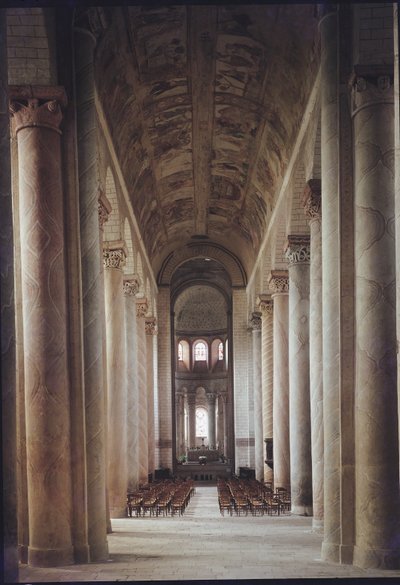 Vista da nave para o coro e a abóbada decorada com afrescos do século XII de French School