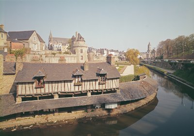 Vista das antigas fortificações e uma casa de lavar de French School