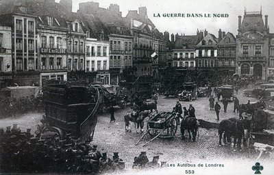 Guerra no Norte: Ônibus de Londres da Força Expedicionária Britânica na praça principal de Bethune em 1915 (photolitho) de French School