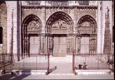 Fachada oeste com as três portas do Portal Real representando (L a R) a Ascensão, Cristo em Majestade com os Símbolos dos Evangelistas e dos Apóstolos e a Virgem e o Filho Entronizado, c.114 de French School