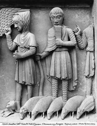 Portal oeste, porta sul, tímpano representando a Madona e a criança entronizada, Anunciação dos pastores, c.1145-50 (detalhe) de French School