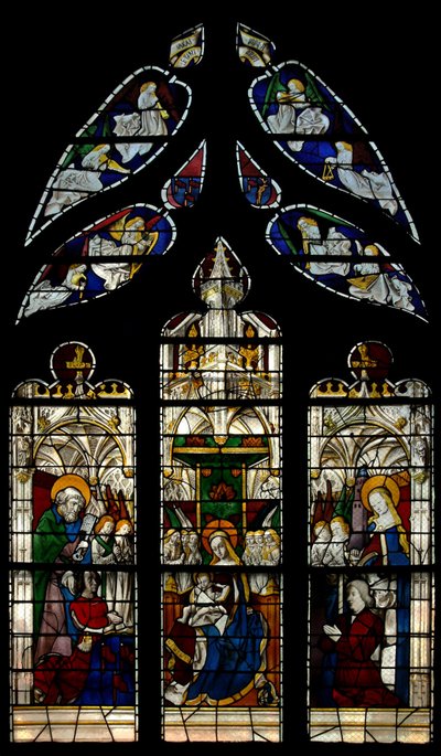 Janela E3 representando a Virgem e o Menino Entronizado: também os doadores com os seus santos padroeiros (São Pedro e Santa Bárbara) de French School