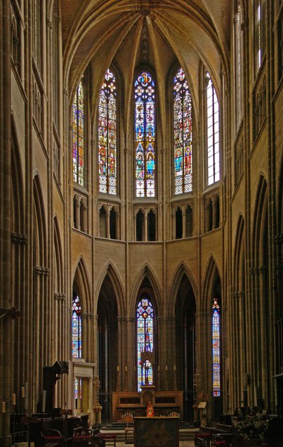 Janela retratando uma vista do extremo leste do coro da catedral de French School
