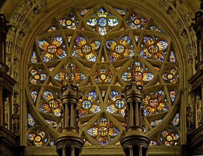 Janela que representa o Rose Window, sóis em chamas (vitral) de French School