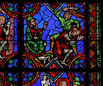 Janela w06 mostrando a história de São Julião de Brioude - São Ferreol, um amigo de Julien, que morreu durante as perseguições de Diocleciano, é capturado e espancado de French School