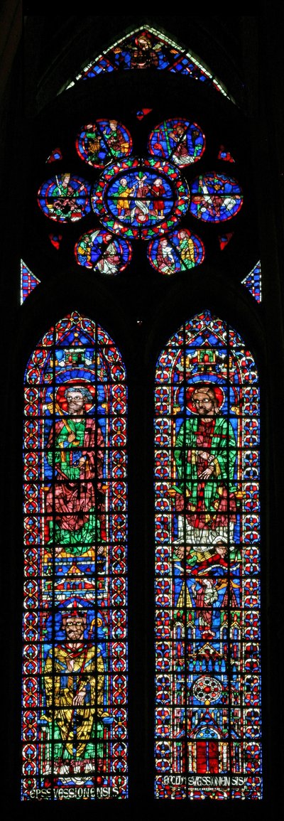 Janela w102 representando São Pedro e Santo André; Soissons Cathedral e um bispo; na rosa Cenas da vida de São Pedro de French School