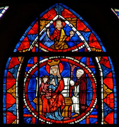 Janela w109 retratando o doador se ajoelha diante da Virgem e o Menino: Cristo na Glória de French School