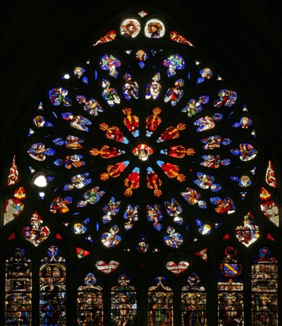 Janela retratando Deus, serafins, anjos musicais e dez dos apóstolos. as lancetas abaixo contêm figuras tardias do C16, os santos padroeiros dos então cânones: - St James, St Christopher, St Charlemagn de French School