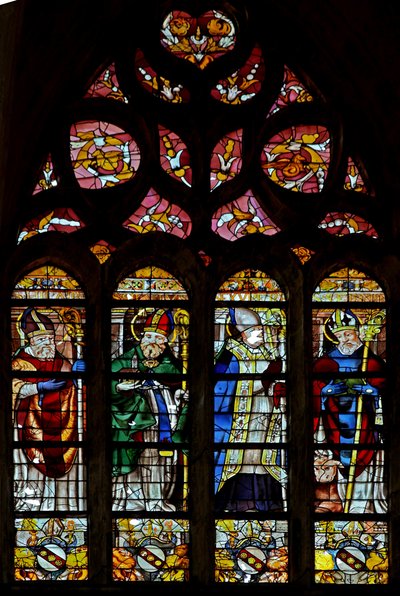 Janela w203 retratando St Hilarire, um santo não identificado, St Exupery, St Sernin de French School