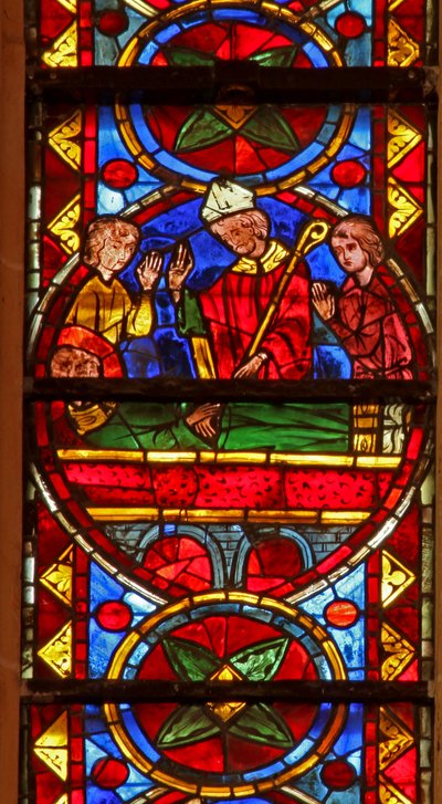 Janela w213 retratando cenas da vida de St Stephen e a história de suas relíquias: ele é enterrado por Gamaliel e Nicodemus de French School