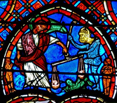 Janela w4 representando uma cena do último julgamento: St Michael pesando as almas de French School