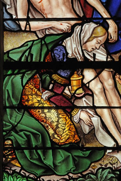 Janela w4 representando uma cena da vida de Santa Maria Madalena - o santo na descida da Cruz de French School