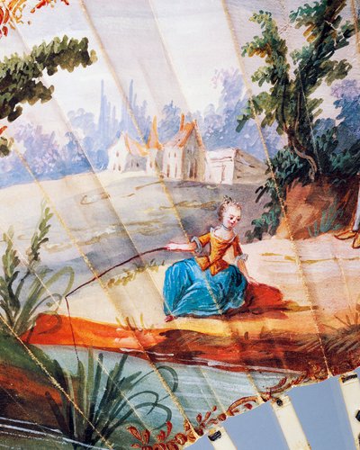 Mulher pescando no rio, detalhe do ventilador de duas folhas pintado à mão com cena pastoral, marfim e costelas de prata, ca 1760, frente, França de French School